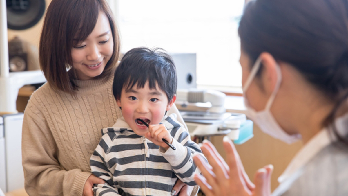 優しく声かけする様子